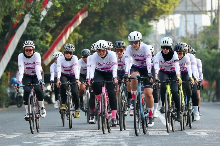 Tour of Kemala 2023 di Banyuwangi menjadi ajang olahraga sepeda yang mempromosikan potensi pariwisata dan usaha mikro kecil menengah (UMKM). Ajang ini menghadirkan 1.400 pembalap serta ribuan kru dan pendamping untuk berlaga pada Sabtu-Minggu, 7-8 Oktober 2023.

