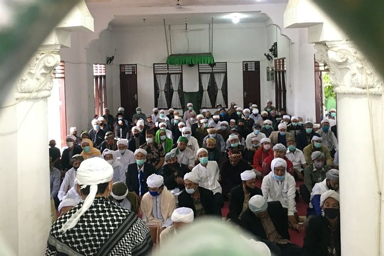 Jemaah Tarekat Naqsabandiyah melaksanakan shalat Idul Fitri di Medan, Rabu (12/5/2021). Lebaran satu hari lebih cepat dari tanggal yang ditetapkan pemerintah.