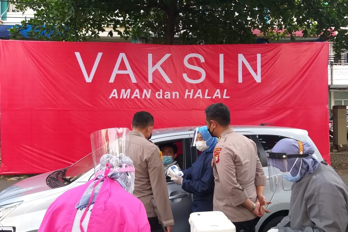 Polres Metro Jakarta Selatan menyediakan layanan vaksinasi Covid-19 secara drive thru untuk para warga Jakarta Selatan.