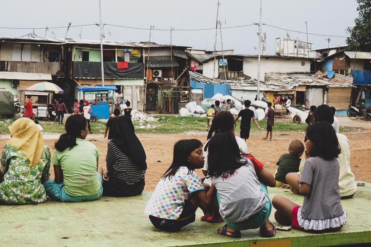 Anak-anak Kampung Muka, Kelurahan Ancol, Kecamatan Pademangan, Jakarta Utara bermain di area perkampungan pada Minggu (5/4/2020). Saat ini, Indonesia menghadapi wabah pandemi corona dan mengharuskan setiap orang melakukan pembatasan fisik (physical distancing) untuk mencegah penularan. Pemerintah menyatakan per Senin (6/4/2020) sore, ada 2.491 orang positif corona, 192 orang sembuh, dan 209 orang sembuh.