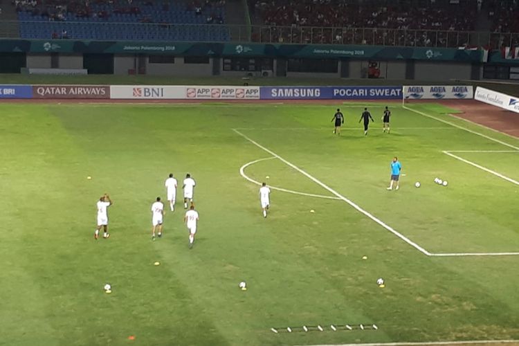 Penonton memberi sambutan hangat buat pemain Palestina yang masuk ke lapangan Stadion Patriot Candrabhaga, jelang laga versus Indonesia, 15 Agustus 2018. 