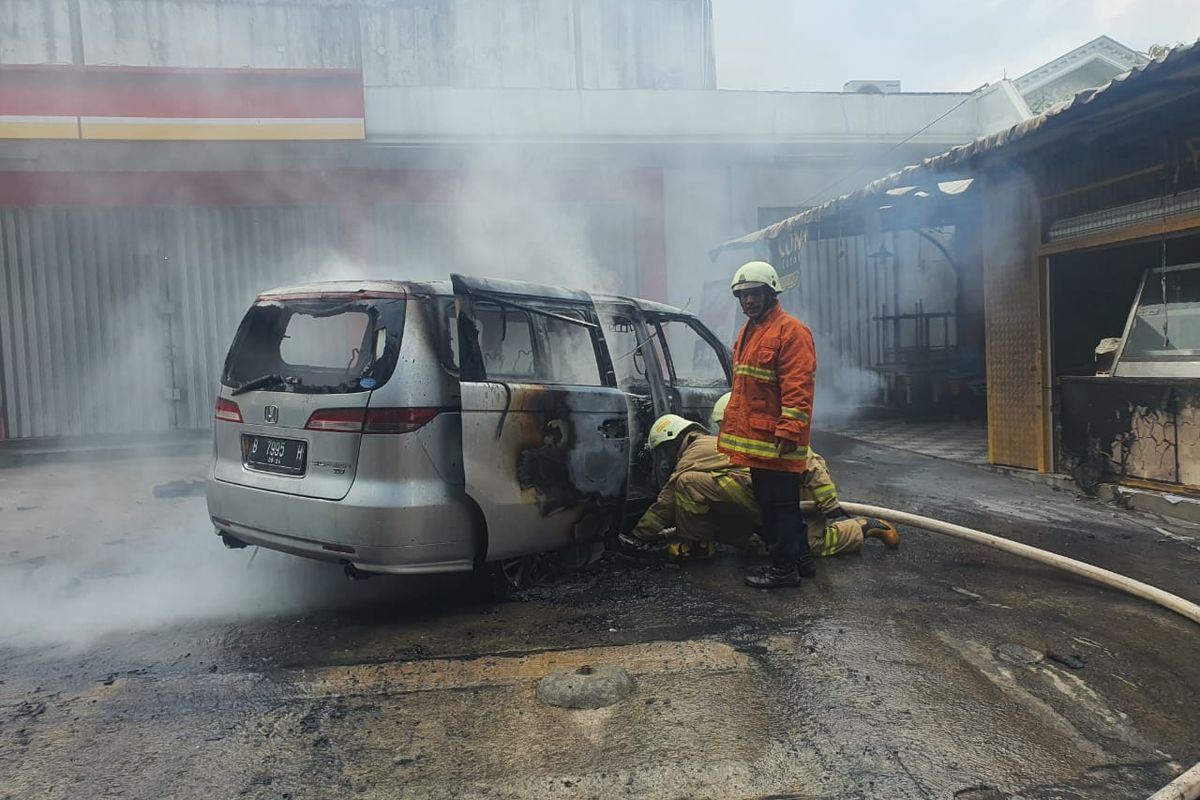Sebuah mobil terbakar di kawasan Ceger, Jakarta Timur, Rabu (7/10/2020)
