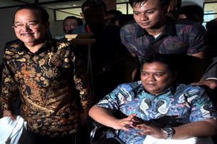 Zulkarnaen Djabbar (kiri) dan putranya, Dendy Prasetiya (duduk) menjalani sidang perdana di Pengadilan Tindak Pidana Korupsi (Tipikor), Jakarta, Senin (28/1/2013). Keduanya menjadi terdakwa dalam perkara korupsi pembahasan anggaran pengadaan Alquran dan laboratorium di Kementerian Agama. Sidang perdana tersebut, di agendakan mendengar pembacaan dakwaan dari Jaksa Penuntut Umum pada Komisi Pemberantasan Korupsi (KPK).