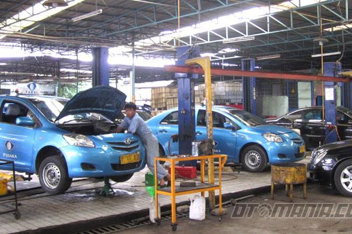 Fasilitas servis berkala di bengkel Blue Bird yang sudah standar bengkel resmi.