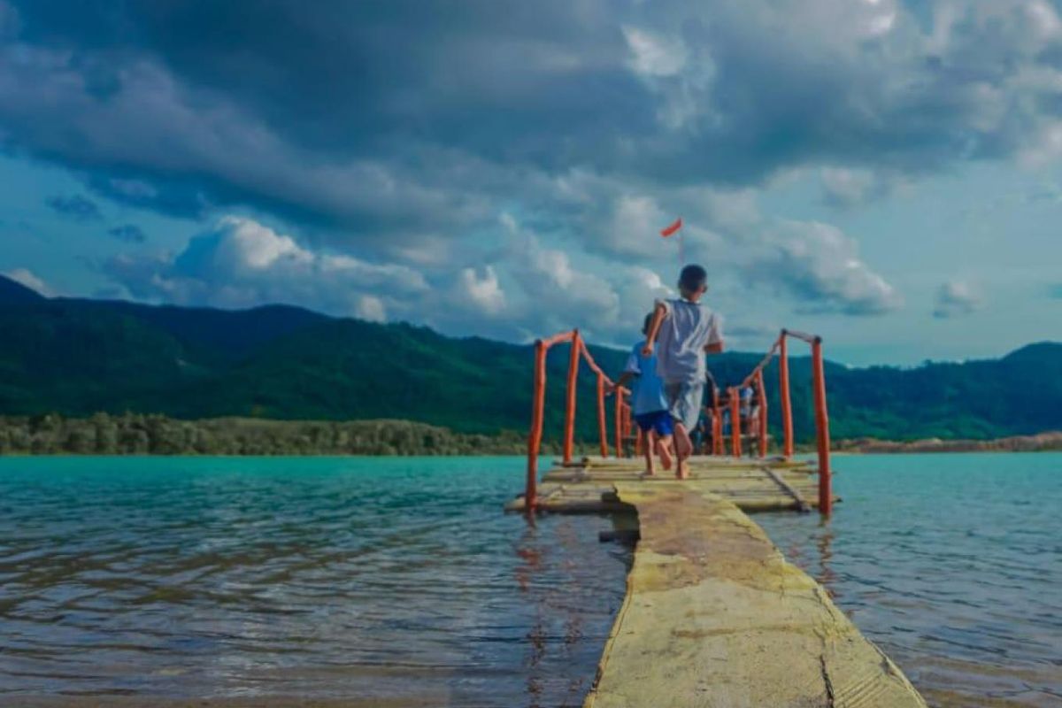 Danau Pading, Kabupaten Bangka Tengah, Provinsi Bangka Belitung.