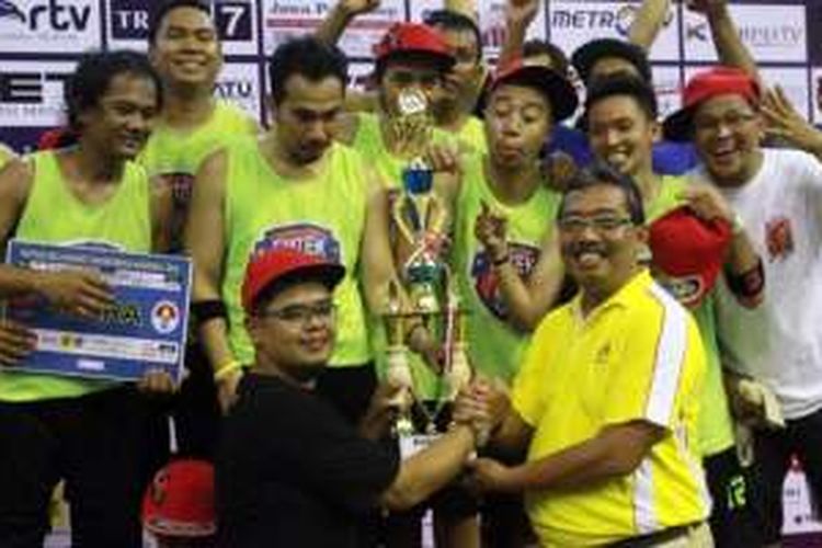 Kepala Dinas Olahraga dan Pemuda DKI Jakarta Firmansyah, memberi penghargaan buat SCTV Emtek sukses menahan gelar juara Invitas Bola Basket Antar Media Nasional (Ibbamnas) 2016 di GOR Soemantri Brodjonegoro, Kuningan, Jakarta, Sabtu (16/4). 