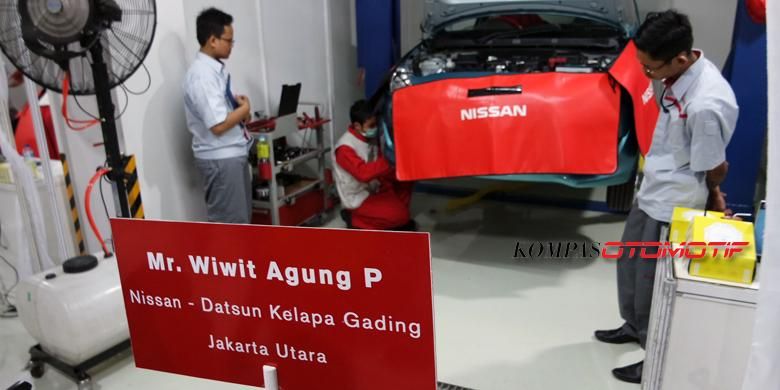 Salah satu peserta Nissan Service Technician Excellence Competency (NISTEC) yang digelar di Nissan College di dealer Nissan-Datsun Gading Serpong, Tangerang, Sabtu (20/12/2014). 