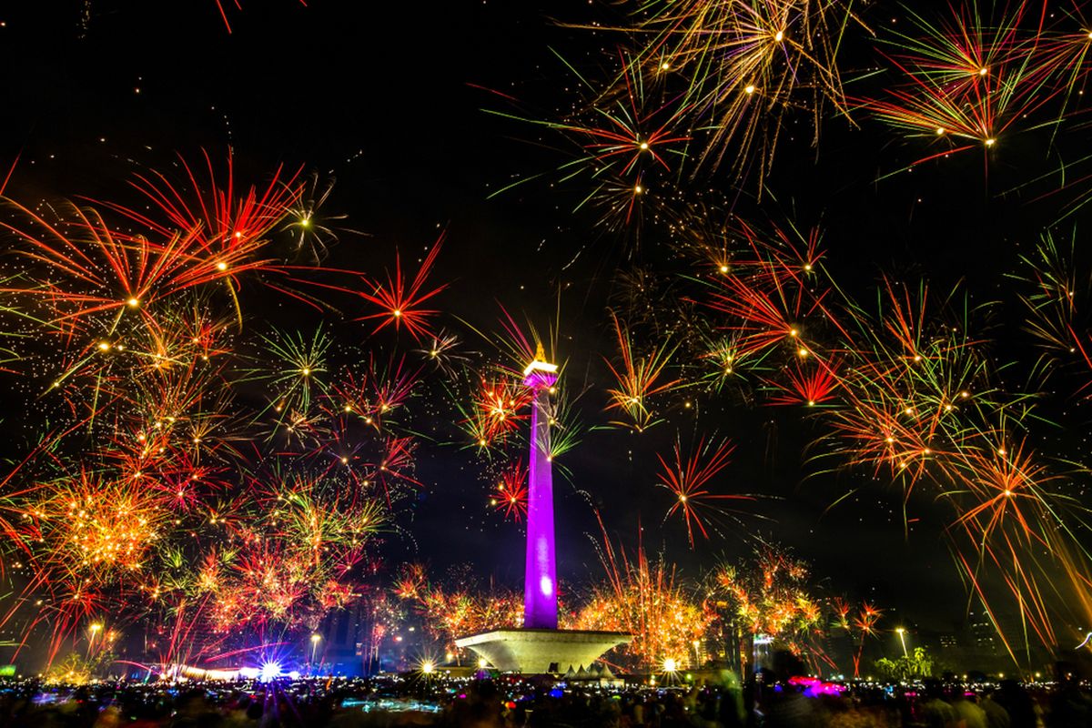 Ilustrasi malam tahun baru di kawasan Monas, Jakarta. Ilustrasi kembang api