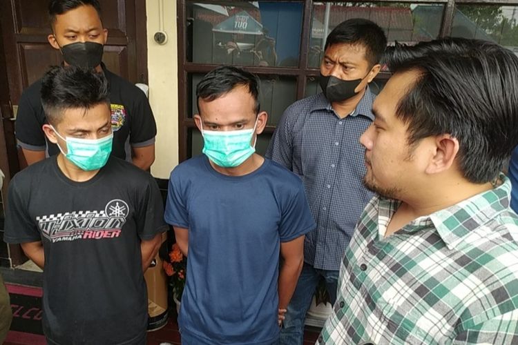Tersangka penjual pil koplo berinisial AM (paling kiri) dan KF dihadirkan saat ungkap kasus di Satuan Reserse Narkoba Polresta Banyumas, Jawa Tengah, Selasa (23/8/2022).