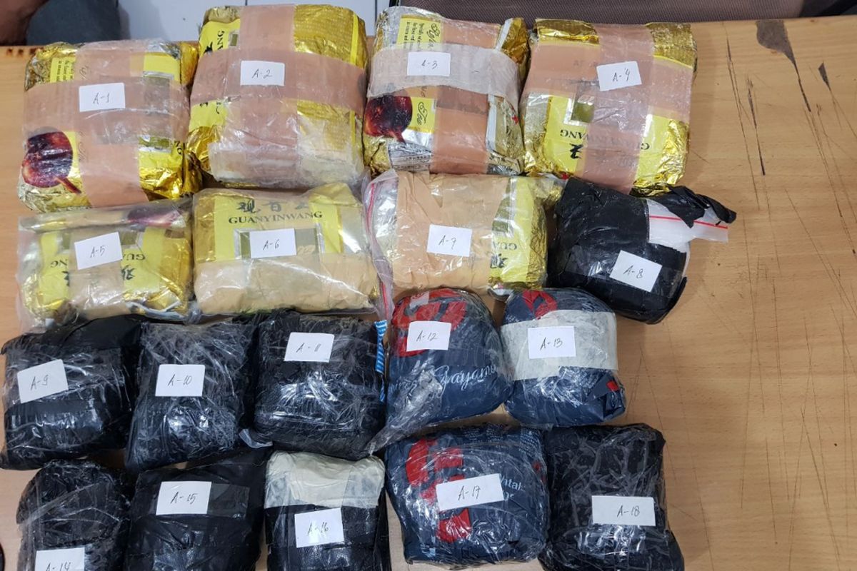 Sejumlah barang bukti narkoba yang diamankan BNN dalam penangkapan di Muara Baru, Jakarta Utara, Minggu (10/6/2018) malam.