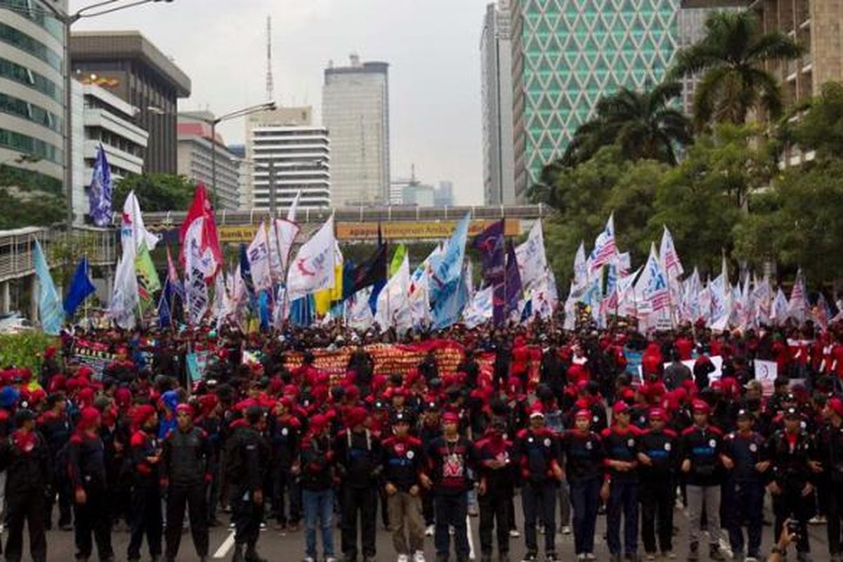 Puluhan ribu buruh yang terdiri dari berbagai serikat pekerja se-Jabodetabek melakukan aksi long march dari Bunderan Hotel Indonesia menuju Istana Negara, Jakarta Pusat, Kamis (22/11/2012). Pada aksi ini para buruh menuntut penghapusan outsourcing, pemberian upah layak, dan jaminan kesehatan seumur hidup bagi seluruh rakyat mulai 1 Januari 2014. 