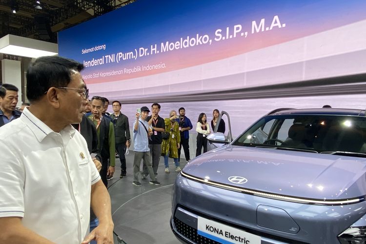 Berkunjung ke IIMS 2024, Moeldoko Terpukau Hyundai Ioniq 5 Batik dan Hyundai Kona Electric