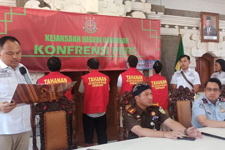 Prosecution Office in Bali's capital of Denpasar named five suspects in a bribery case related to the issuance of Indonesian identity cards (KTP), family cards (KK), and birth certificates for Syrian national MNZ, 31, and Ukrainian national KR, 37 during a press conference in Bali on Wednesday, March 15, 2023. 