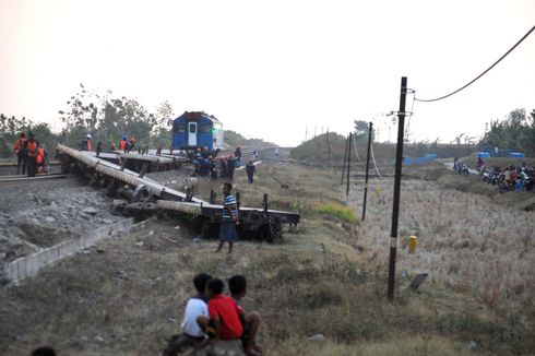 8 Gerbong Kereta Api Anjlok, Roda dan Onderdil Terhempas Berceceran 