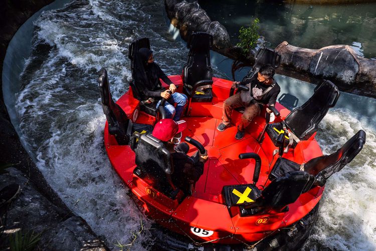 Pengunjung mencoba wahana permainan saat berwisata di Dufan di Ancol Taman Impian, Jakarta Utara, Sabtu (20/6/2020). Pemerintah Provinsi DKI Jakarta membuka empat objek wisata di wilayah Ibu Kota pada fase pertama Pembatasan Sosial Berskala Besar (PSBB) transisi mulai Sabtu ini.