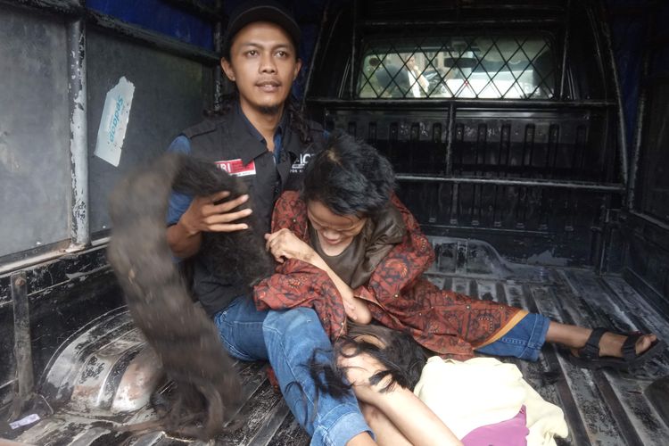 Ardian menunjukkan rambut Sukiyah yang telah dipotong.