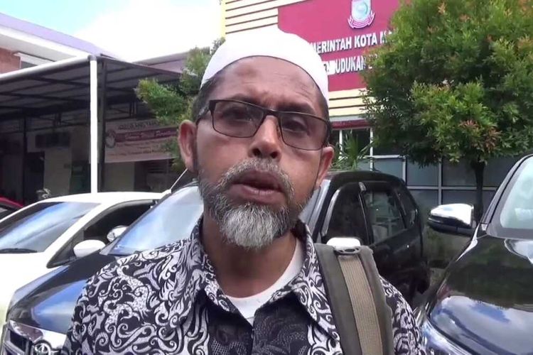 Nur Islam (52) pengungsi asal Rohingya memboyong enam orang keluarganya mengurus dokumen Warga Negara Indonesia (WNI) di kantor Dinas Kepependukan dan Catatan Sipil Kota Makassar.