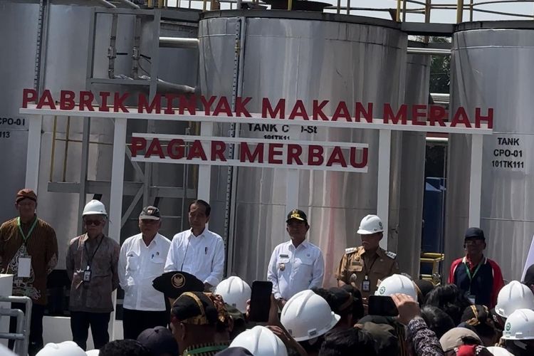 Presiden Joko Widodo (Jokowi) bersama Menteri Koperasi dan UKM Teten Masduki meresmikan pabrik minyak makan merah di Merbau, Deli Serang, Kamis (14/3/2024).