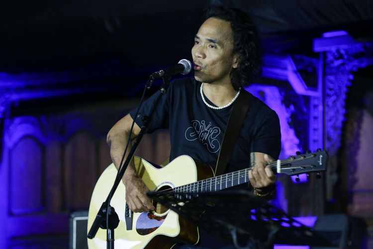 Kaka Slank tampil dalam acara Gitaris untuk Negeri: Donasi Gempa Cianjur di Bentara Budaya Jakarta, Rabu (7/12/2022). Sebanyak 59 musisi menyajikan musik kolaborasi di atas panggung konser amal untuk korban gempa Cianjur secara sukarela.