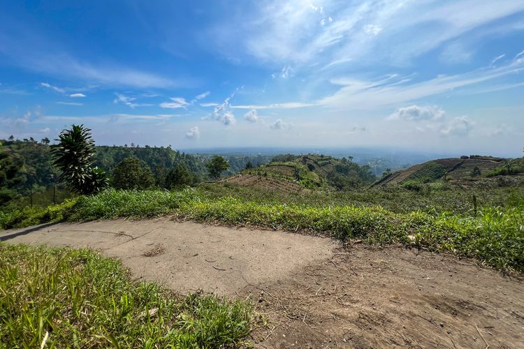 Jalur trekking di Gumuk Indah Boyolali saat cerah.