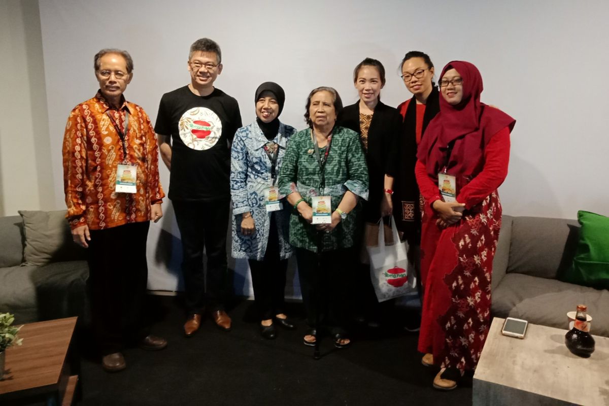 Kepala Pusat Studi Pangan dan Gizi UGM Prof. Dr. Ir. Umar Santoso, M.Sc (paling kiri), Founder Progress Jogja Retnosyari, Founder Iki Koue Laura Wiramihardja dan Karina Kumarga, Guru Besar Ilmu dan Teknologi Pangan UGM Prof. Dr. Ir. Murdijati Gardjito, serta Dekan Fakultas Teknologi Pertanian UGM Prof. Dr. Ir. Eni Harmayani (paling kanan ke kiri) seusai acara diskusi di Jakarta Creative Hub, Jakarta Pusat, Rabu (28/2/2018).