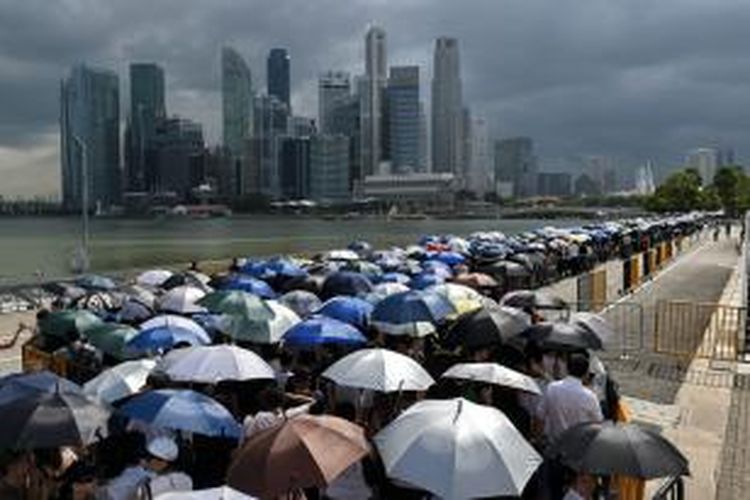 Ribuan warga Singapura rela mengantre dan hanya menggunakan payung untuk melindungi diri dari panas untuk memberikan penghormatan terakhir untuk mendiang bapak bangsa Lee Kuan Yew yang disemayamkan di gedung parlemen. Pada Minggu (29/3/2015), prosesi penghormatan kenegaraan akan digelar yang diakhiri upacara kremasi pribadi.