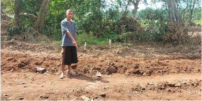 Warga menunjukkan salah satu makam dibongkar paksa oknum kepala desa di Desa Sugih Waras, Kecamatan Teluk Gelam, Kabupaten OKI, Rabu (5/7/2023) siang.
