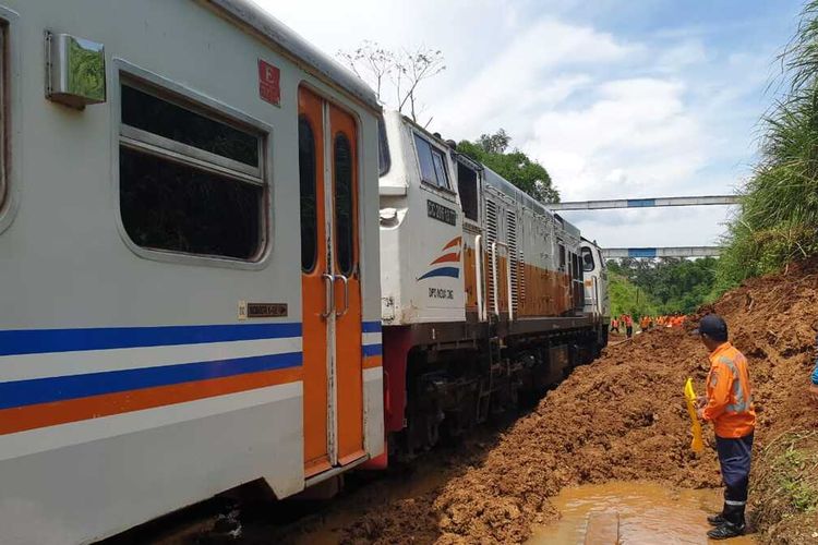 Sejumlah petugas melakukan perbaikan dan pengerukan material longsor di jalur kereta api yang terjadi di antara Stasiun Maseng-Cigombong KM 17+400 sepanjang 70 meter, Senin (23/12/2019)
