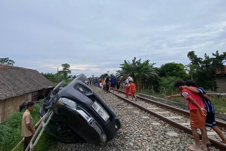 Honda Mobilio Tertabrak Kereta Api di Deli Serdang, 1 Orang Tewas dan 2 Terluka