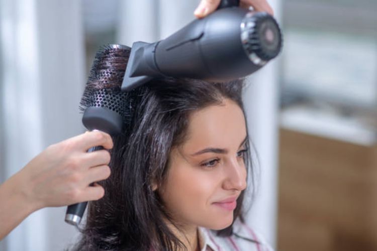 3 Cara Blow Rambut Sendiri di Rumah agar Hasilnya seperti dari Salon