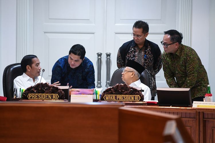 Presiden Joko Widodo (kiri) berbincang dengan Wakil Presiden Maruf Amin (tengah), Menteri BUMN Erick Thohir (kedua kiri) dan Wamen BUMN Budi Gunadi Sadikin (kedua kanan) dan Kartika Wirjoatmodjo (kanan) sebelum memimpin rapat kabinet terbatas di Kantor Presiden Jakarta, Rabu (30/10/2019). Ratas tersebut membahas penyampaian program dan kegiatan di bidang kemaritiman dan investasi. ANTARA FOTO/Wahyu Putro A/foc.
