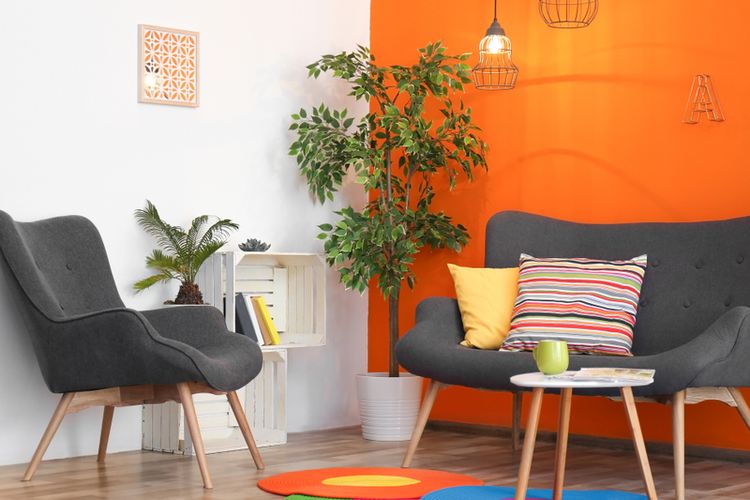 Ilustrasi ruang tamu dengan warna cat dinding oranye.