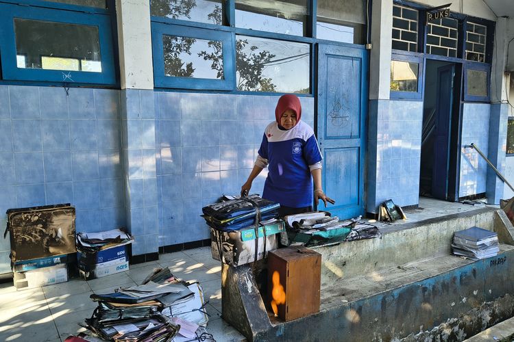 Mau Cetak Ijazah, Kepala SMPN 2 Karangpandan Karanganyar: Kertas Hangus Terbakar
