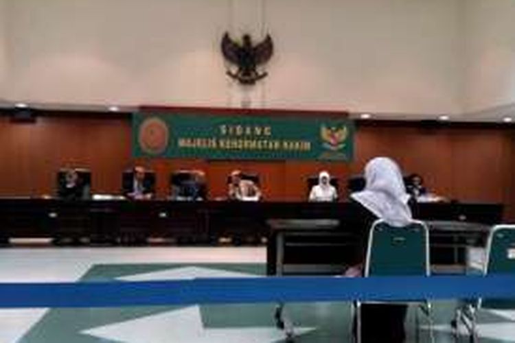 Majelis Kehormatan Hakim (MKH) menggelar sidang putusan perkara kode etik hakim, Selasa (13/12/2016), di Gedung Mahkamah Agung, Jakarta Pusat. Terlapor dalam perkara ini adalah Ketua Pengadilan Agama Padang Panjang Elvia Darwati.
