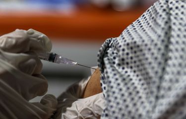 Tenaga kesehatan menyuntikkan vaksin Pfizer dosis ketiga kepada warga lanjut usia saat vaksinasi booster Covid-19 di Puskesmas Kecamatan Tanah Abang, Jakarta Pusat, Jakarta, Kamis (13/1/2022). Pemerintah memulai program vaksinasi lanjutan (booster) Covid-19 secara gratis kepada masyarakat umum yang berusia 18 tahun ke atas dengan kelompok prioritas penerima vaksin adalah orang lanjut usia (lansia) dan penderita immunokompromais.