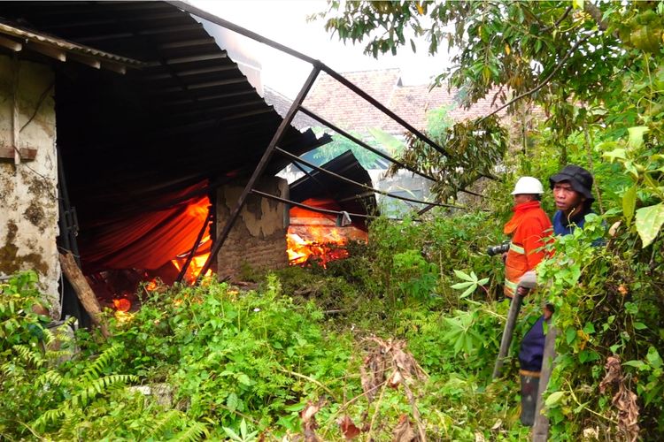 Api membakar gudang pakan ternak di Lumajang, Jumat (10/3/2023).