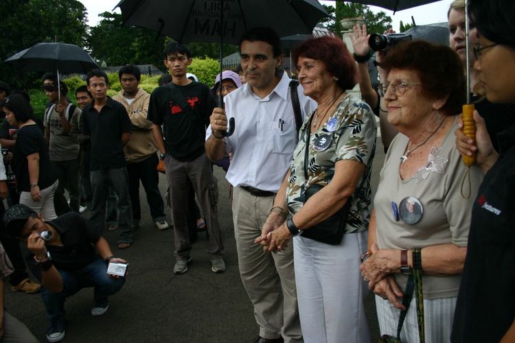Dua orang anggota Plaza de Mayo, Aurora Morea dan Lydia Taty Almeida hadir dalam Aksi Kamisan pada 16 April 2009