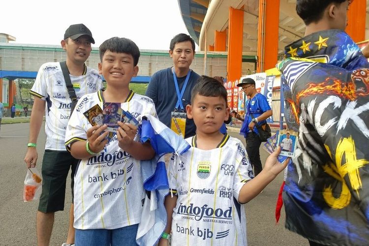Berburu Kartu Koleksi Persib di Stadion Si Jalak Harupat, Ungkapan Kegembiraan Bobotoh Jelang Laga