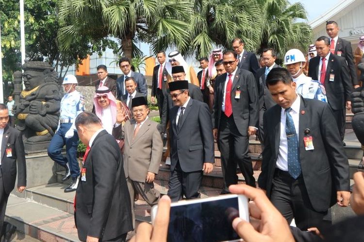 Wakil Presiden Jusuf Kalla melepas Raja Arab Saudi Salman bin Abdulaziz al-Saud di Bandara Halim Perdanakusuma, Jakarta Timur, Sabtu (4/3/2017).