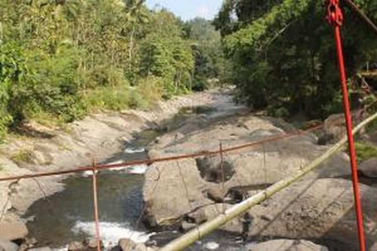 Aliran Sungai Gelar di Negara, Bali, dengan airnya yang jernih. 