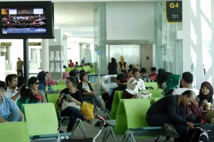 Calon penumpang menunggu di terminal baru Bandara Sepinggan Balikpapan, Kalimantan Timur, Rabu (13/8/2014). Terminal yang dibangun dengan investasi sebesar Rp 2 triliun dan memiliki luas 110.000 meter persegi ini mampu menampung 10 juta penumpang per tahun.