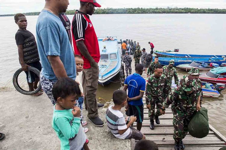 Prajurit TNI yang tergabung dalam Satuan Tugas Kesehatan (Satgaskes) tiba di pelabuhan Agats, Kabupaten Asmat, Papua, Sabtu (27/1/2018). Sebanyak 55 personel satuan tugas kesehatan (Satgaskes) TNI yang terdiri dari dokter dan perawat akan membantu mengatasi wabah Kejadian Luar Biasa (KLB) gizi buruk dan campak di wilayah Kabupaten Asmat.