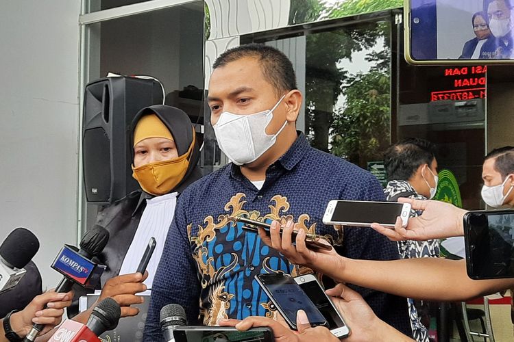 Kuasa hukum Munarman, Aziz Yanuar (masker putih), di Pengadilan Negeri (PN) Jakarta Timur, Rabu (1/12/2021).