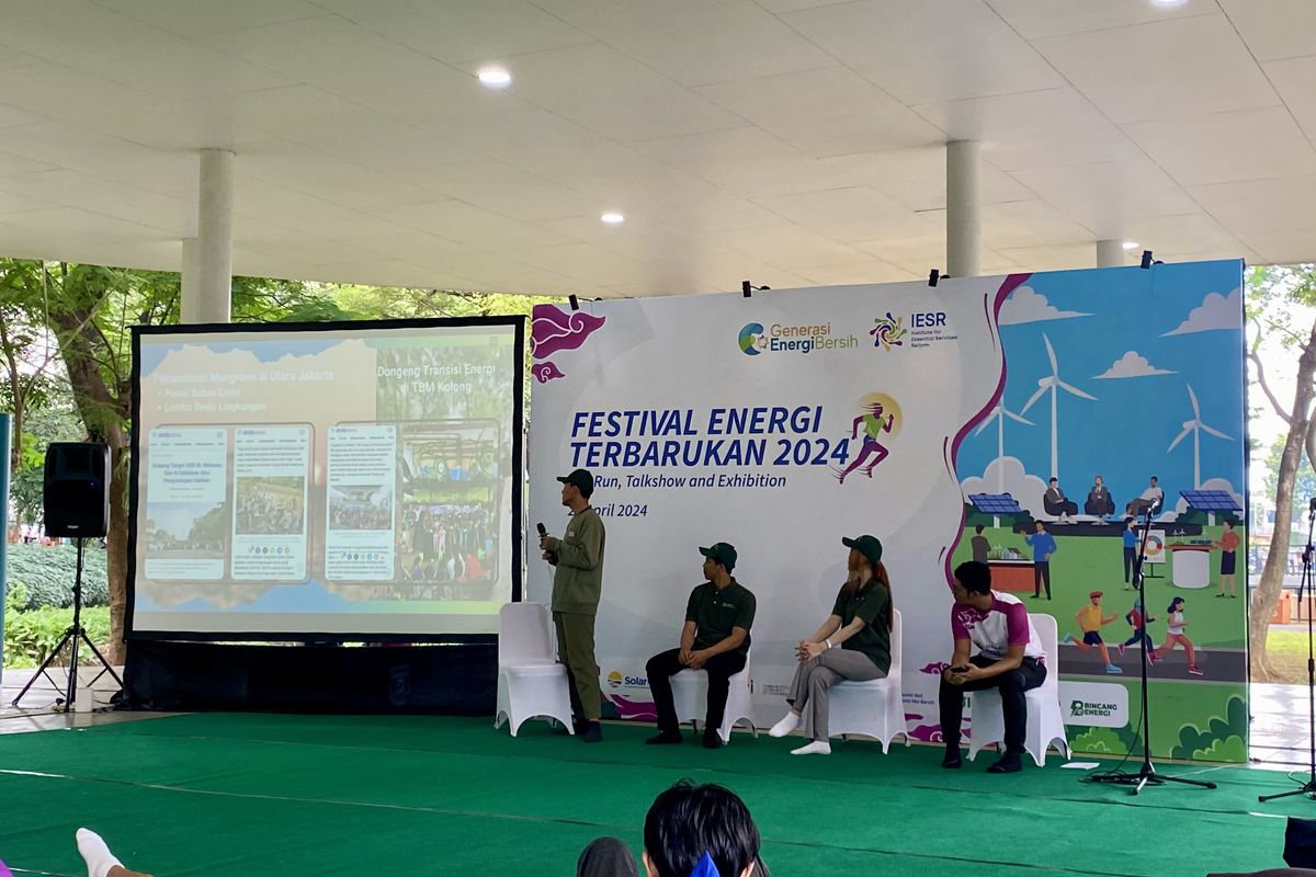 Talkshow dalam agenda Festival Energi Terbarukan 2024 yang diselenggarakan IESR di Tebet Eco Park, Jakarta Selatan, Minggu (21/4/2024). 