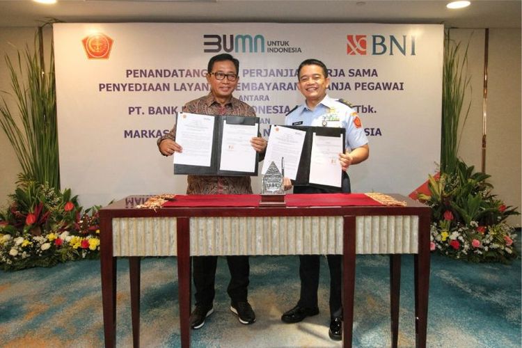 Kepala Pusat Keuangan (Kapusku) TNI Marsekal Muda Danang Hadiwibowo dan Direktur Hubungan Kelembagaan BNI Sis Apik Wijayanto menandatangani perjanjian kerja sama di Gedung Grha BNI, Jakarta, Kamis (25/8/2022)