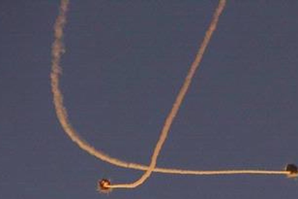 Jejak asap terlihat jelas saat sebuah sebuah sistem rudal pertahanan Iron Dome Israel mencegat sebuah roket yang diluncurkan dari Gaza, di dekat kota Sderot.