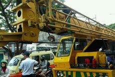 Mobil Crane Mogok Sudah Terarasi, Jalan Arif Rahman Hakim Depok Lancar