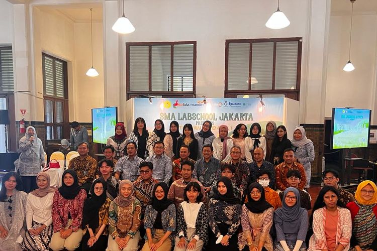 Siswa dan siswi SMA Labschool Jakarta membuka pameran di Museum Mandiri kawasan Kota Tua Jakarta.