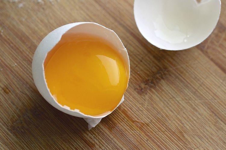 Kuning telur pada dasarnya mengandung kolesterol tinggi, tapi terdapat nutrisi lain yang bermanfaat karena bagian ini kaya vitamin dan mineral.