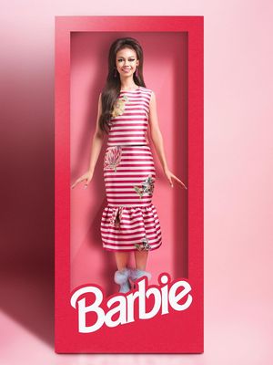Yuki Kato bergaya seperti mainan Barbie di dalam kotak